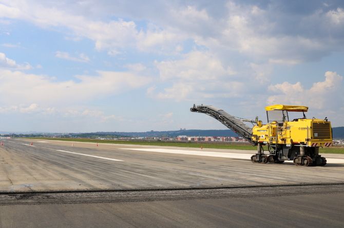 В аэропорту Иркутска начался ремонт аэродромного покрытия