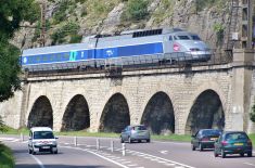 Франция решила отменить проекты по строительству дорог в пользу железнодорожной сети