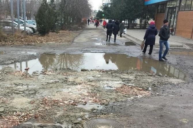 Таганрожец залатал яму на дороге и получил проблемы с местными властями