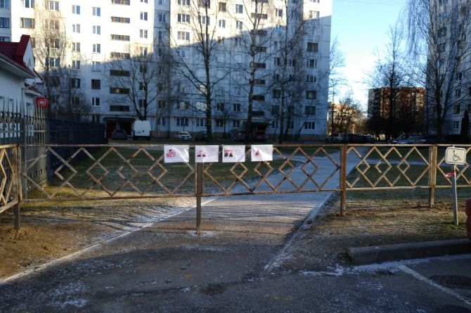 В Пскове на пешеходной дорожке поставили забор. В ответ на это жители "повесили" на него чиновников