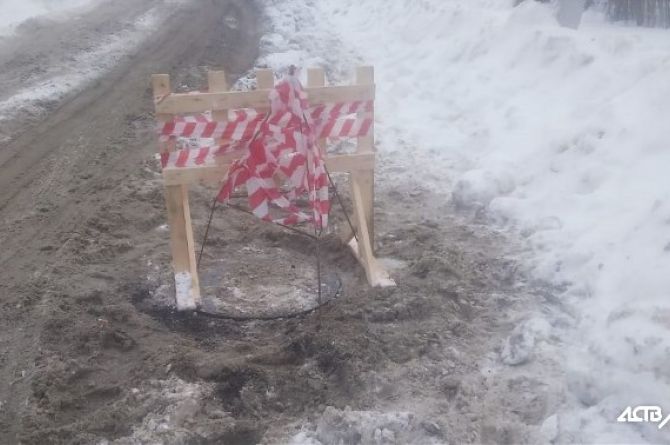 В Южно-Сахалинске ребёнок провалился в двухметровую яму на дороге