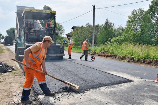 В Новосибирске местный житель ремонтирует дороги с помощью ГИБДД