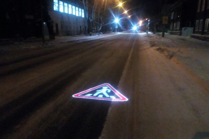 Специальный проектор предупреждает о пешеходном переходе в Томске