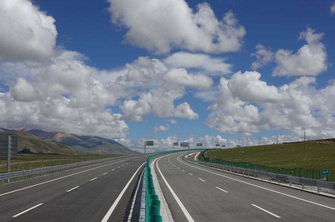 В Китае ввели в эксплуатацию самую высотную в мире автомагистраль
