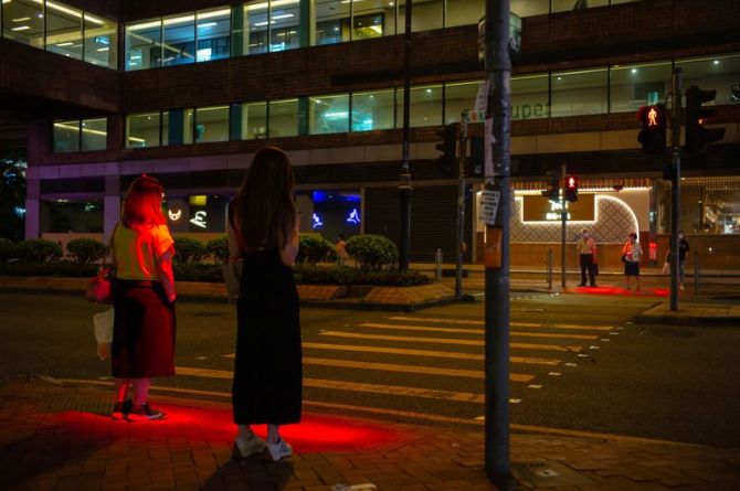 В Гонконге стали подсвечивать дороги красными светодиодами