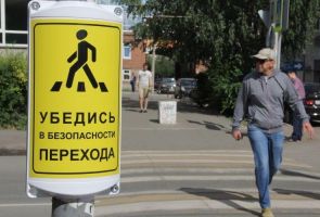 В Омске пешеходные переходы оборудовали необычными «бочонками»