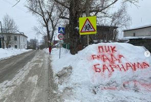 В Барнауле активисты построили «пик БКАДа» и заставили власти убирать улицы