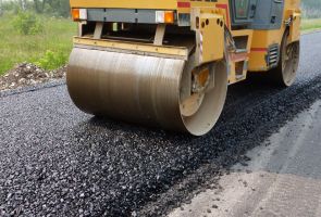В Кировской области начнут строить дороги из чёрного щебня