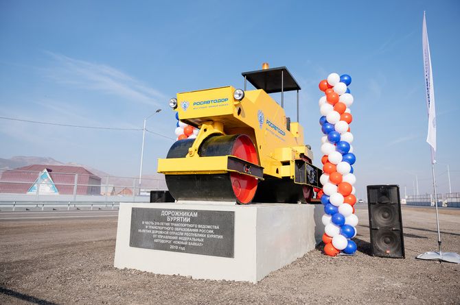 В Бурятии открыли памятник дорожникам региона