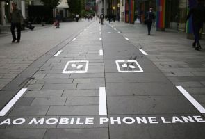 В Манчестере появилась выделенная полоса для пешеходов со смартфонами