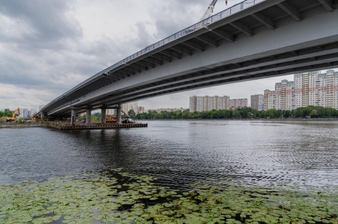 В Москве открыли новый мост через затон Новинки. Его построили методом продольной надвижки