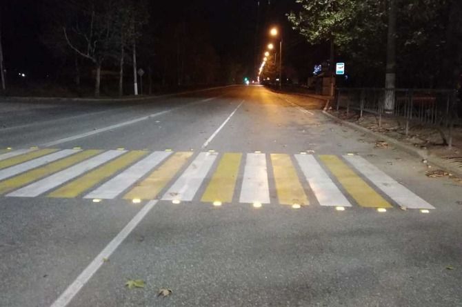 Пешеходный переход в Керчи оборудовали светоотражающими элементами