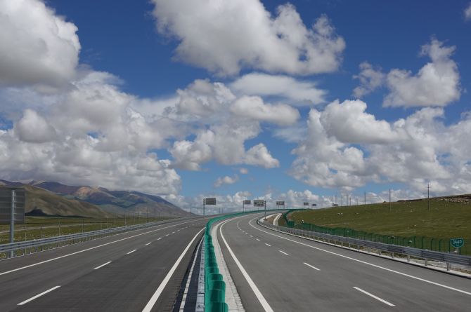 В Китае ввели в эксплуатацию самую высотную в мире автомагистраль