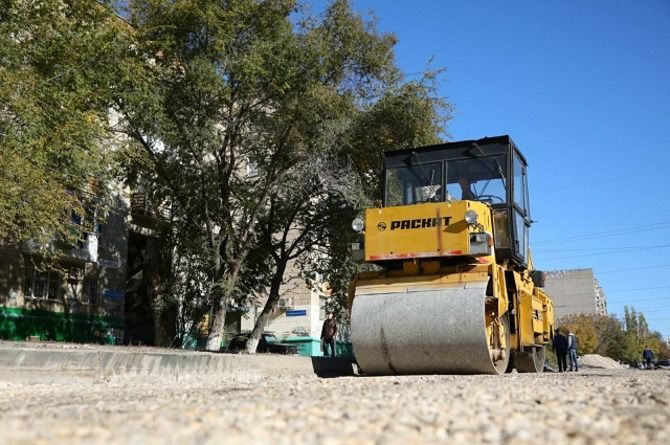 Интенсивный ремонт дорог проходит сразу в нескольких районах Волгограда