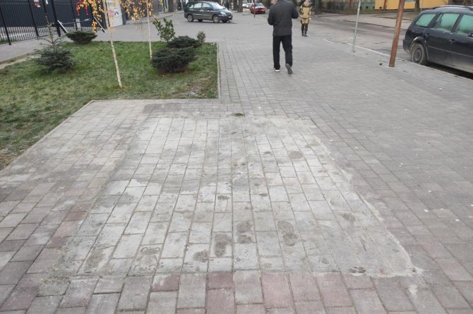 В Калининграде рабочие нарисовали тротуарную плитку