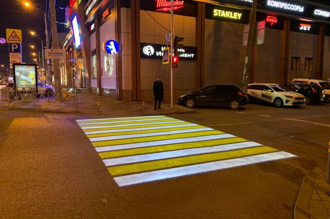 В Краснодаре оборудовали проекционный пешеходный переход. Разбираем все "за" и "против"