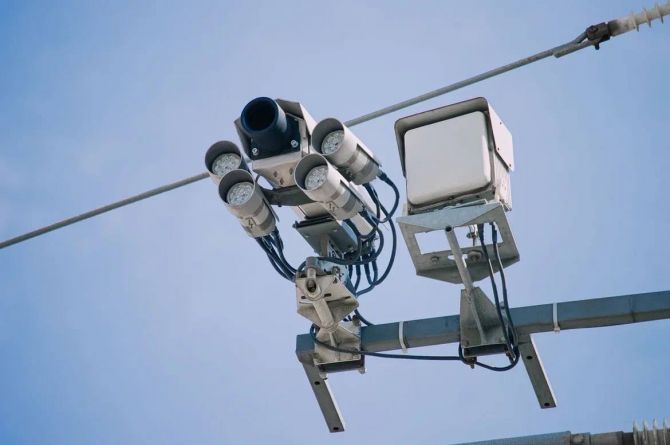 В Москве установлено более 480 камер с нейросетью, которые фиксируют непристегнутый ремень и разговоры по телефону