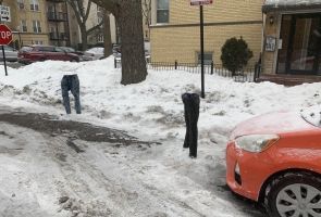 Джинсы на мороз: американец придумал новый способ борьбы за парковочное место