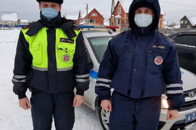 В Вологодской области сотрудники ГИБДД спасли ребёнка, который лизнул дорожный знак, и примёрз