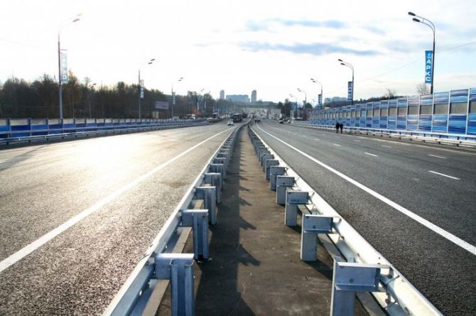 Челябинский начальник МВД предложил оснастить все дороги с четырьмя полосами отбойниками и тросовыми ограждениями