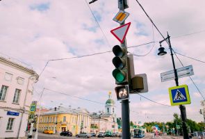 В Москве появились светофоры, разрешающие одновременно переход пешехода и проезд автомобиля