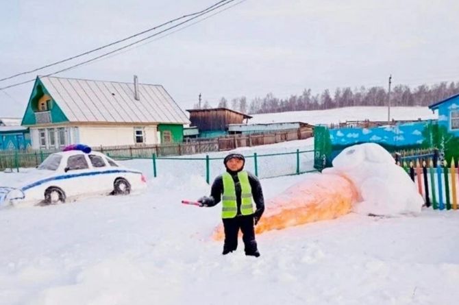 В башкирском селе жительница слепила из снега и льда гаишника и патрульную машину. Соседи теперь боятся ездить