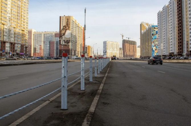 «Да, они серые, но это не для красоты»: власти Челябинска заступились за тросовую барьерку