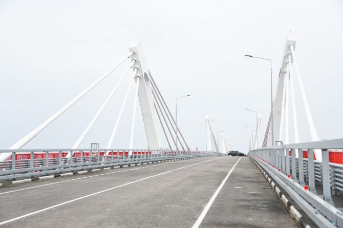 «Здесь почти все российское»: Мишустину показали первый автомобильный мост между Россией и Китаем