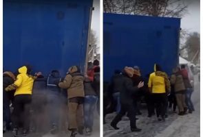 Русь: в Сибири водители своими руками передвинули застрявшую в снегу фуру